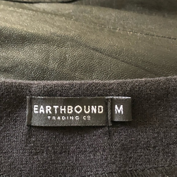 Flattering V-neck, knee length and classic! - Picture 3 of 5